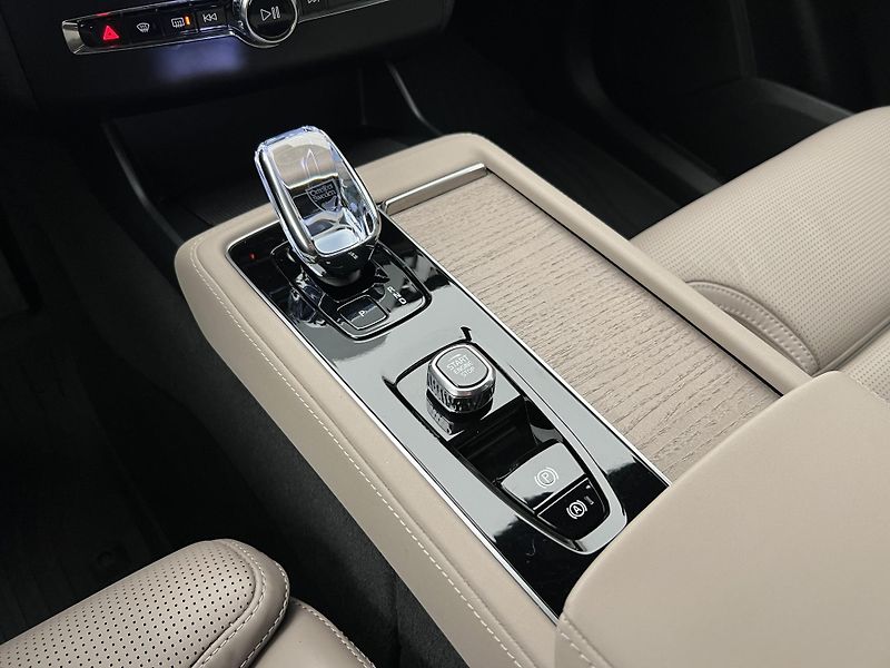 Volvo XC90 T8 AWD RECHARGE ULTRA BRIGHT - fotka 31 z 57