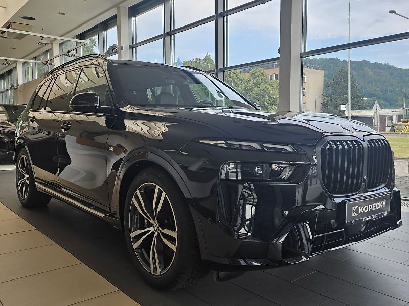 BMW X7 xDrive40d - fotka 8 z 36