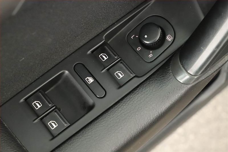 Volkswagen Passat (2012) 1.6 TDI, Xenony, Park. senzory - fotka 9 z 18