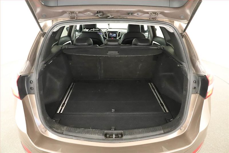Hyundai i30 (2014) 1.6 CRDi, Navi, Tempomat - fotka 13 z 14