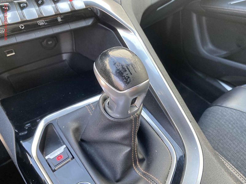 Peugeot 3008 (2019) 1.2 PT, GT Line, LED, navi - fotka 15 z 18