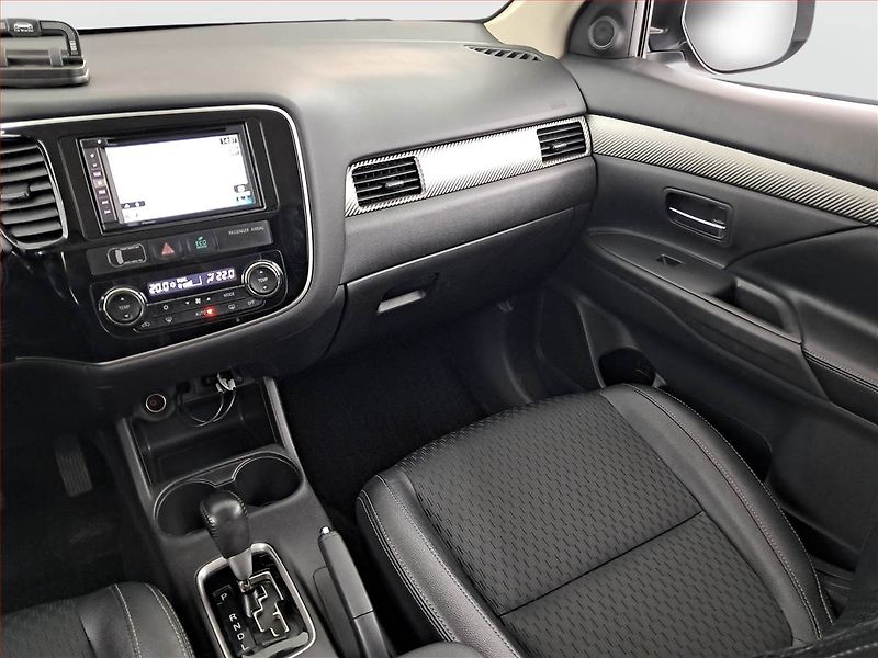 Mitsubishi Outlander (2014) 2.2 DI-D, 4X4, Automat - fotka 8 z 23