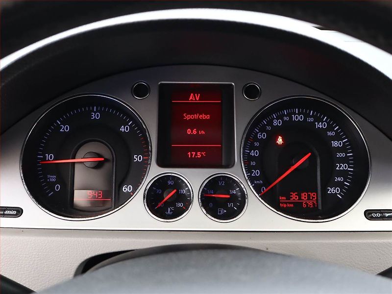Volkswagen Passat (2009) 1.9 TDI, po STK, Tažné - fotka 8 z 15
