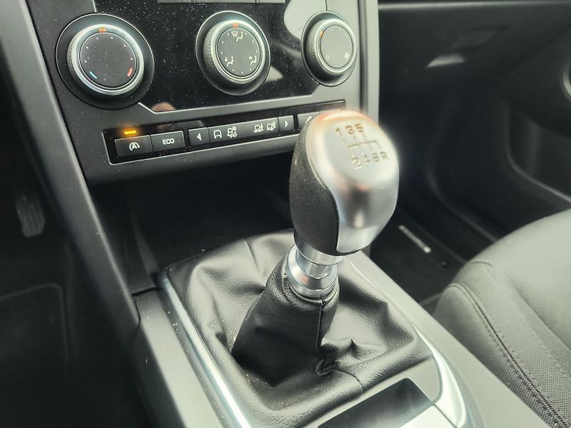 Land Rover Discovery Sport 2.0 TD4 4X4 NAVI/AC/KAMERA/ALU - fotka 33 z 43