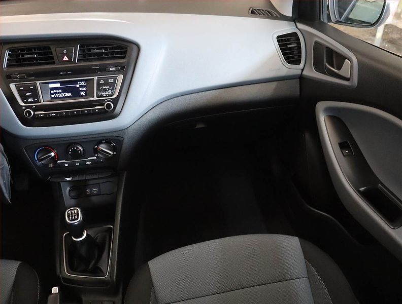 Hyundai i20 (2018) 1.2, Serv.kniha - fotka 8 z 17
