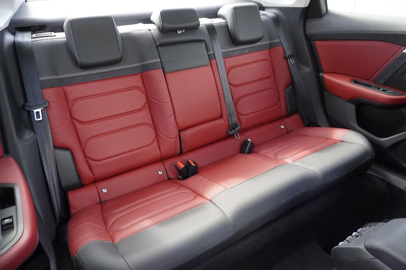 Citroën ë-C4 X (2023) Shine PACK 100kW - fotka 8 z 13