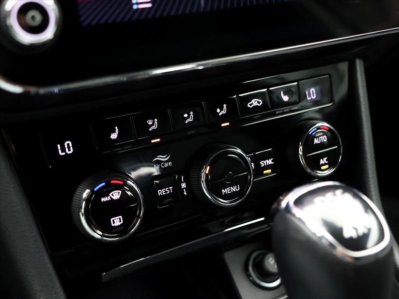 Škoda Superb 2,0 TDI DSG 4x4 Sportline - fotka 28 z 39