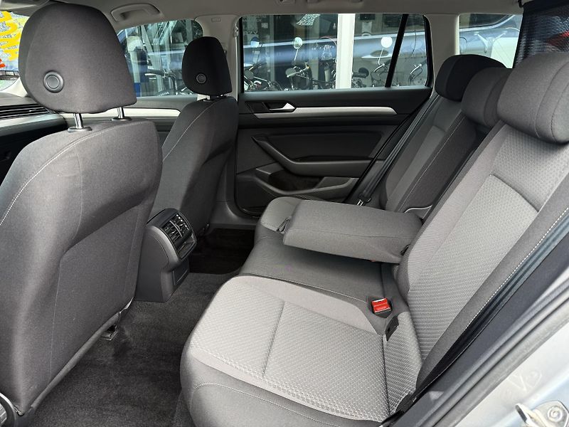 Volkswagen Passat Variant 2,0TDI R-Line Design - fotka 19 z 43