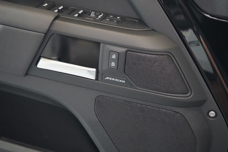 Land Rover Defender 110 D300 X-Dynamic SE - fotka 23 z 42