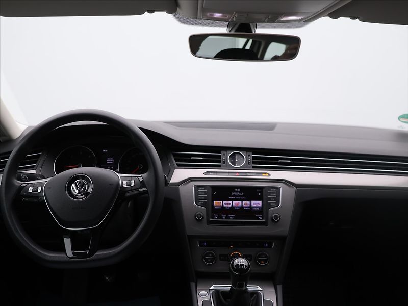 Volkswagen Passat 2,0 TDI 110kW Highline LED - fotka 17 z 24