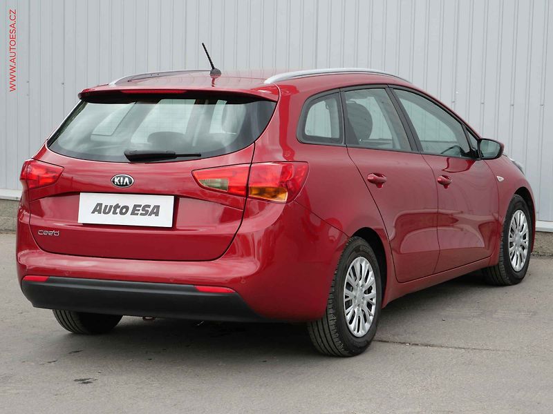 Kia Ceed (2017) 1.6 GDi, 2.maj,ČR, AC, park - fotka 4 z 17