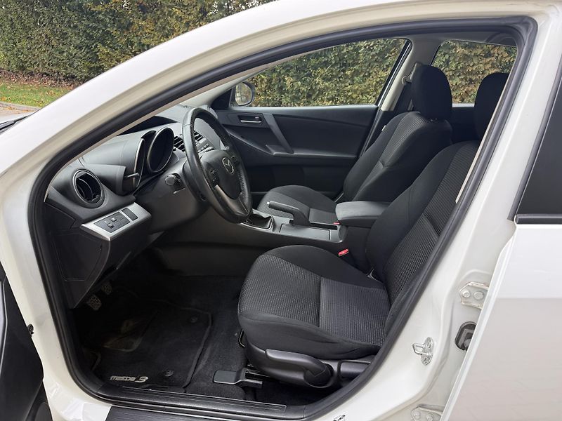 Mazda 3 1.6 MIRAI - fotka 19 z 31