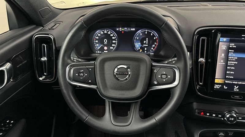 Volvo XC40 2.0 B4 AUT AWD Momentum Pro - fotka 9 z 29