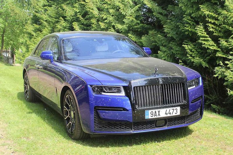 Luxusní vozy se v sobotu 4. května sjely na zámek do Lnář. Převládala auta značky Rolls-Royce.