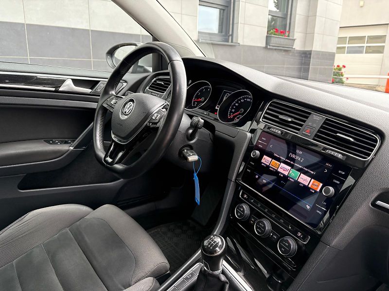 Volkswagen Golf Variant 1.4TGI 81 kW Highline ČR,1.MAJ - fotka 33 z 50