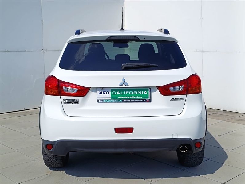 Mitsubishi ASX 1,6 DI-D 4x4 Kamera Navigace - fotka 8 z 37