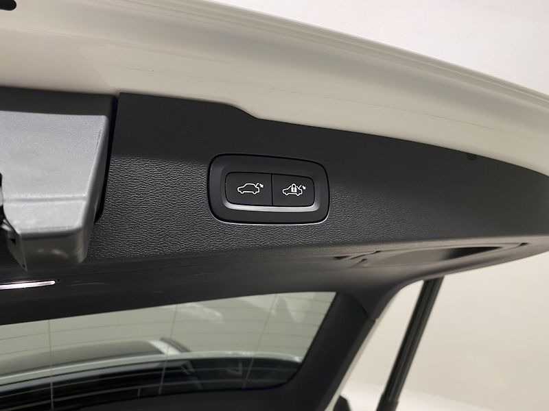 Volvo V60 B4 DARK PLUS AUT  - fotka 35 z 45