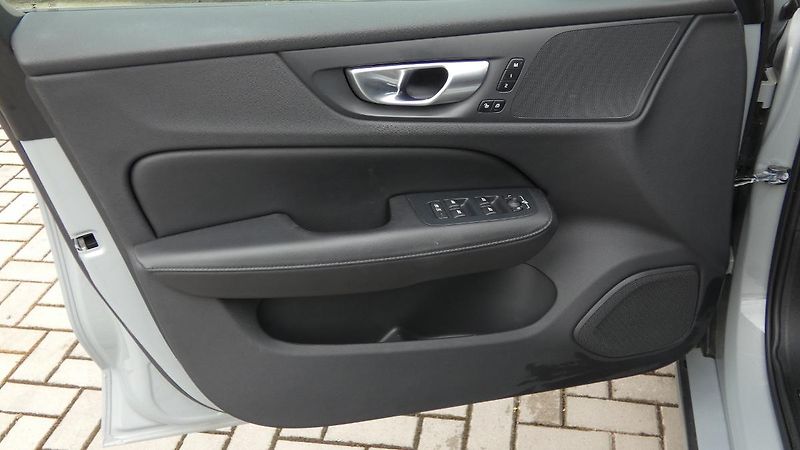 Volvo V60 B4 benzin Plus Dark DCT - fotka 8 z 24