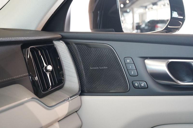 Volvo XC60 T8 Ultra Dark PHEV, Pano, 360° - fotka 42 z 48