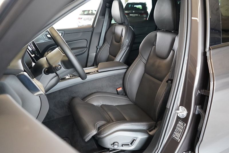 Volvo XC60 B5 AWD Plus Dark, Ventilace - fotka 18 z 46