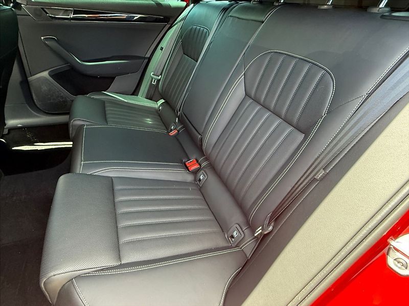 Škoda Superb 2,0 TDI COMBI DSG L&K 147KW - fotka 9 z 10