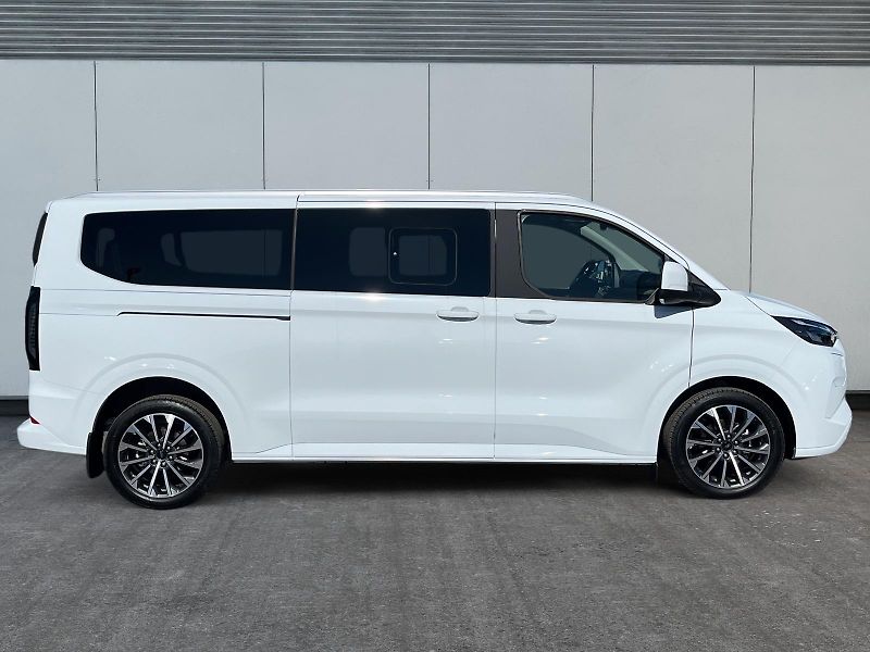 Ford Tourneo Custom (2025) L2 TITANIUM 2.5PHEV 171kW eCVT - fotka 4 z 27