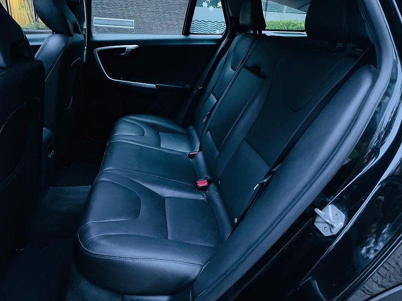 Volvo V60 2.4D4 5V AUTOMAT KAMERA TAŽNÉ - fotka 32 z 50