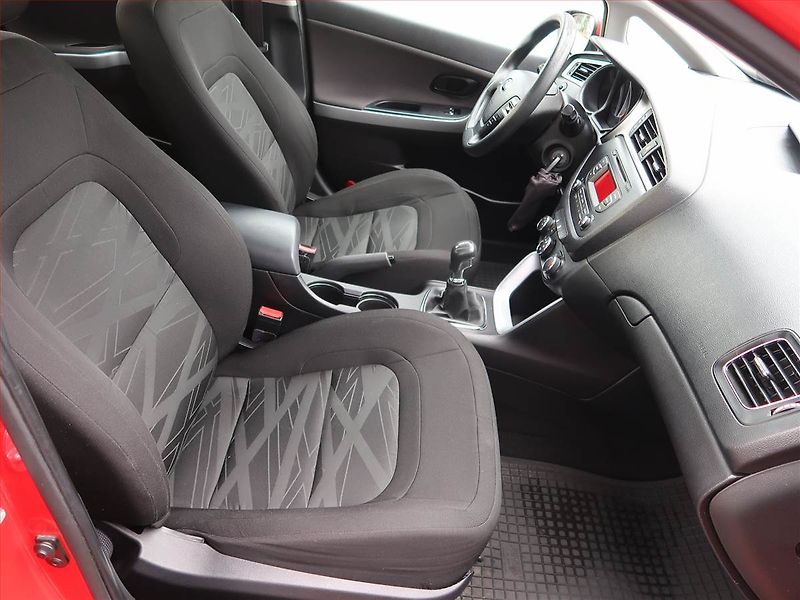 Kia Ceed (2015) Silver 1.4 CVVT - fotka 9 z 17