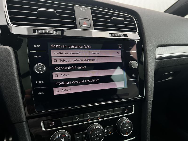 Volkswagen Golf 1.6TDI 85kW R-Line Virtual  - fotka 20 z 27