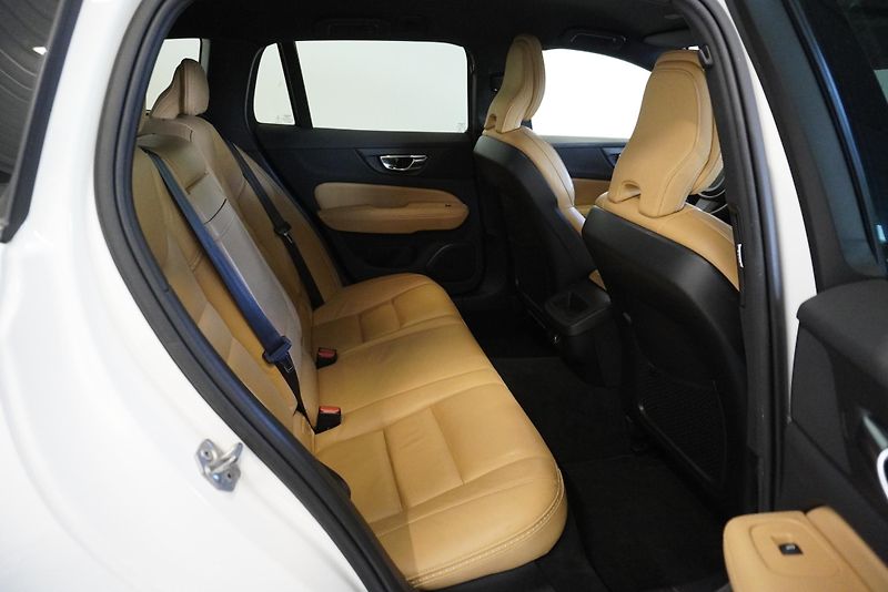 Volvo V60 (2019) CROSS COUNTRY 2,0 D4 AWD AUT. - fotka 30 z 33