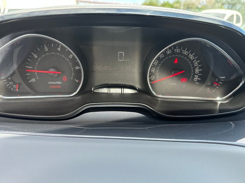 Peugeot 208 (2014) 1.2i 60kw - fotka 17 z 23