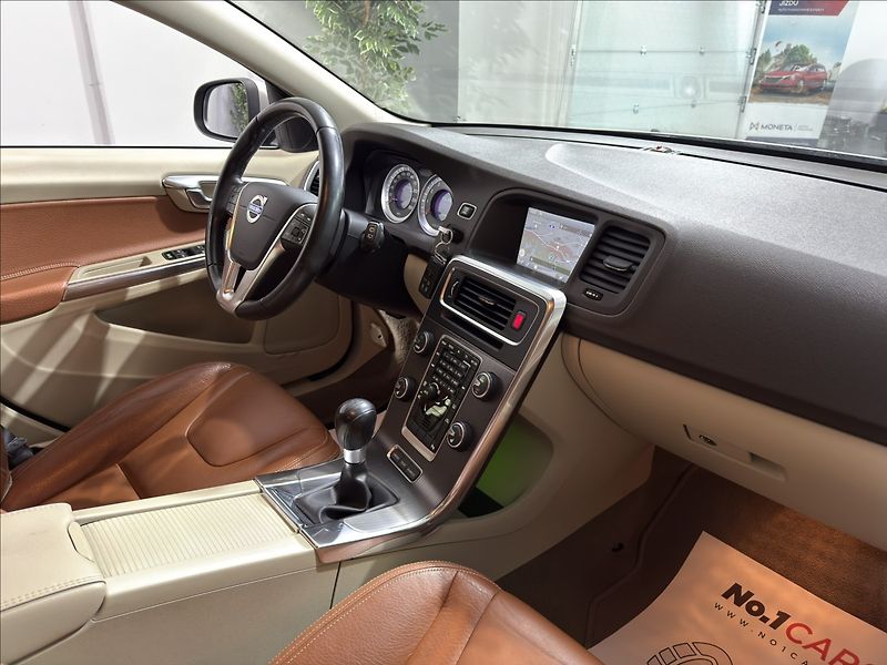 Volvo V60 2,0   T5 177KW SUMMUM XENON - fotka 18 z 38
