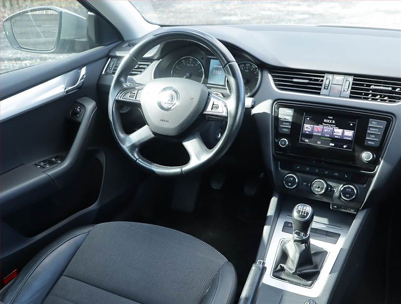 Škoda Octavia (2013) Elegance 1.4 TSI, Kůže, Navi - fotka 7 z 17