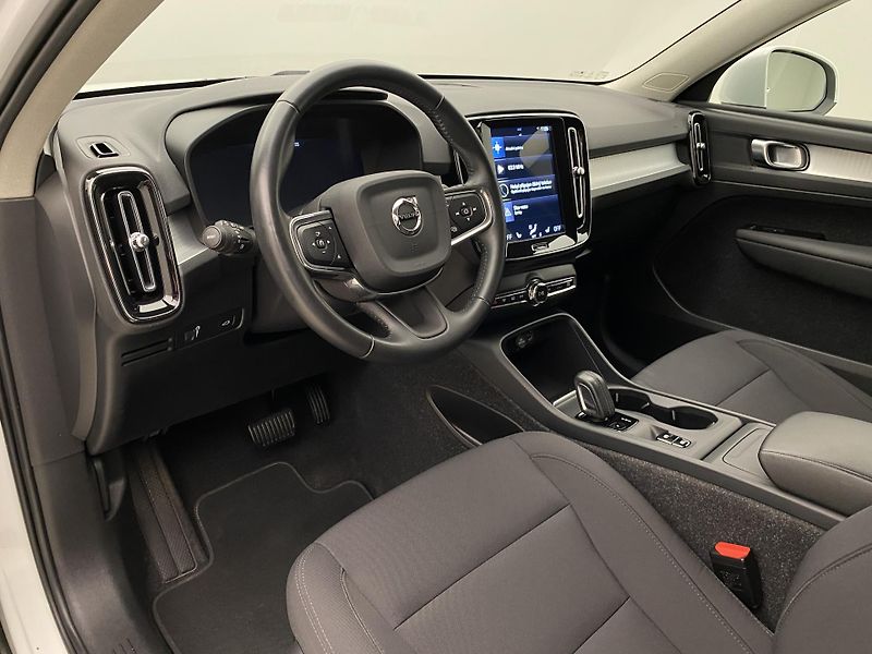 Volvo XC40 T3 MOMENTUM AUT REZERVACE - fotka 4 z 43