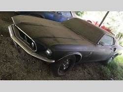 Zničený Ford Mustang Mach 1.