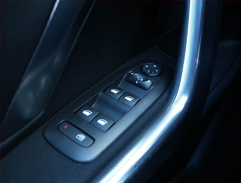 Peugeot 2008 (2018) 1.2 PureTech, Automat - fotka 16 z 18