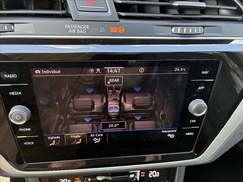 Volkswagen Touran 2,0 TDI ,7 MÍST,TAŽNÉ,KAMERA - fotka 25 z 35