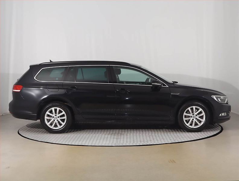 Volkswagen Passat (2015) 2.0 TDI, Navi, Tempomat - fotka 6 z 23