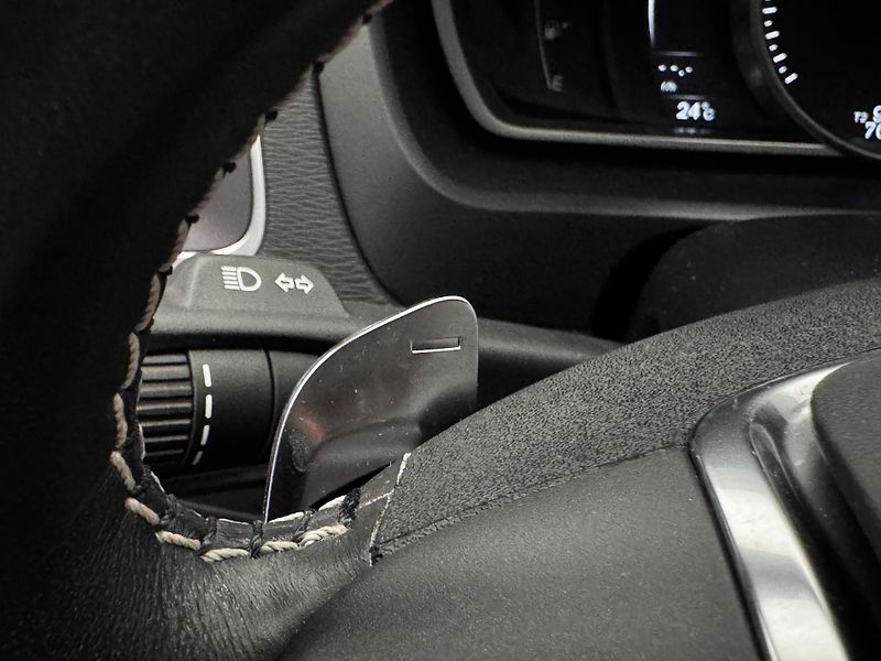 Volvo V40 T3 R-DESIGN AUT REZERVACE - fotka 32 z 47