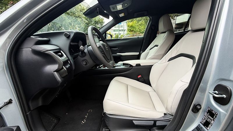 Lexus UX 300h 300H 2,0 HEV F SPORT DESIGN - fotka 9 z 24