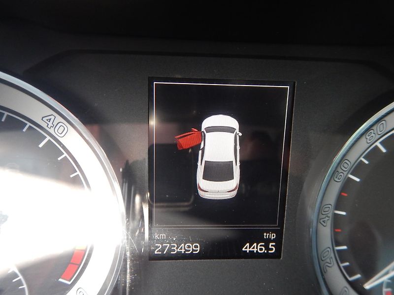 Škoda Superb 2.0 TDI, DSG, L&K, DIGIKLIMA - fotka 20 z 37