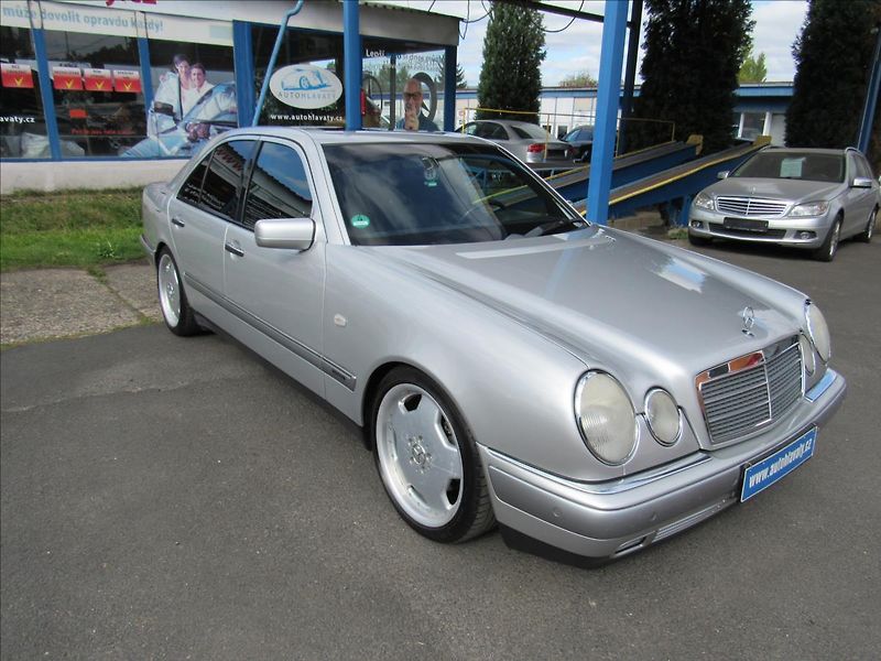 Mercedes-Benz Třídy E 3,2 E 320 Elegance Automat - fotka 3 z 24