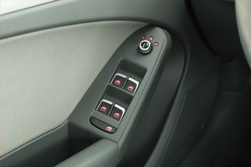 Audi A4 (2015) 3.0 TDI, 4X4, Navi, Xenony - fotka 16 z 16