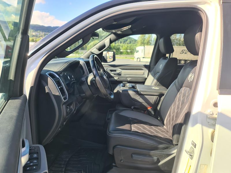 Dodge RAM 1500 (2022) 5.7 HEMI 4x4 BIGHORN LPG - fotka 37 z 67
