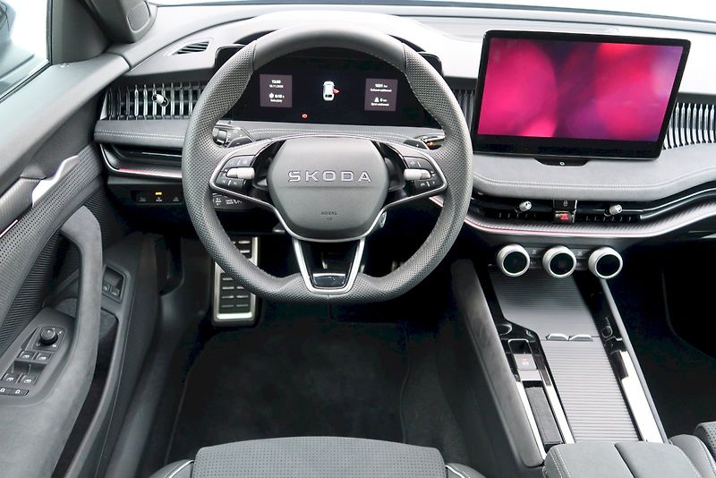 Škoda Superb (2025) Combi SportLine 1,5TSi/150kW D - fotka 11 z 32