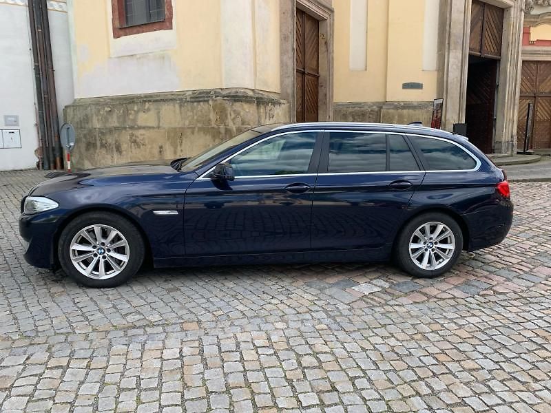 BMW Řada 5 (2012) 525d - fotka 2 z 10