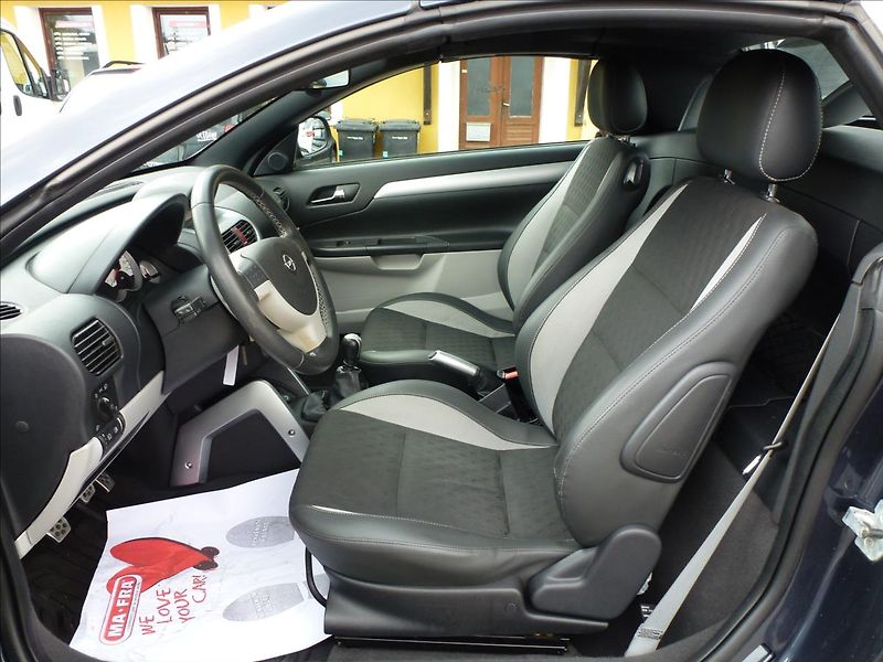 Opel Tigra 1,4 16V Roadster Cabrio - fotka 24 z 48