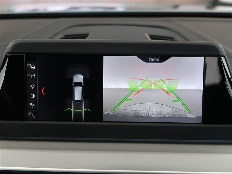 BMW Řada 5 (2017) Luxury Line 520d xDrive, 4X4 - fotka 22 z 24