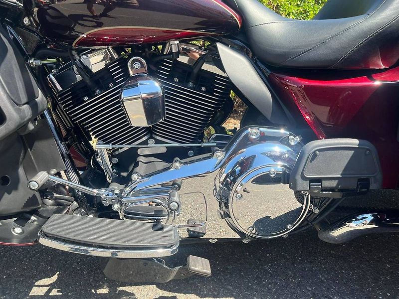 Harley-Davidson FLHTCUTG Tri Glide Ultra Classic (2015) - fotka 11 z 13