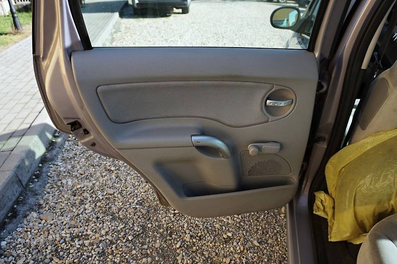 Citroën C3 (2003) 1,4 HDI 66 kW - fotka 15 z 27